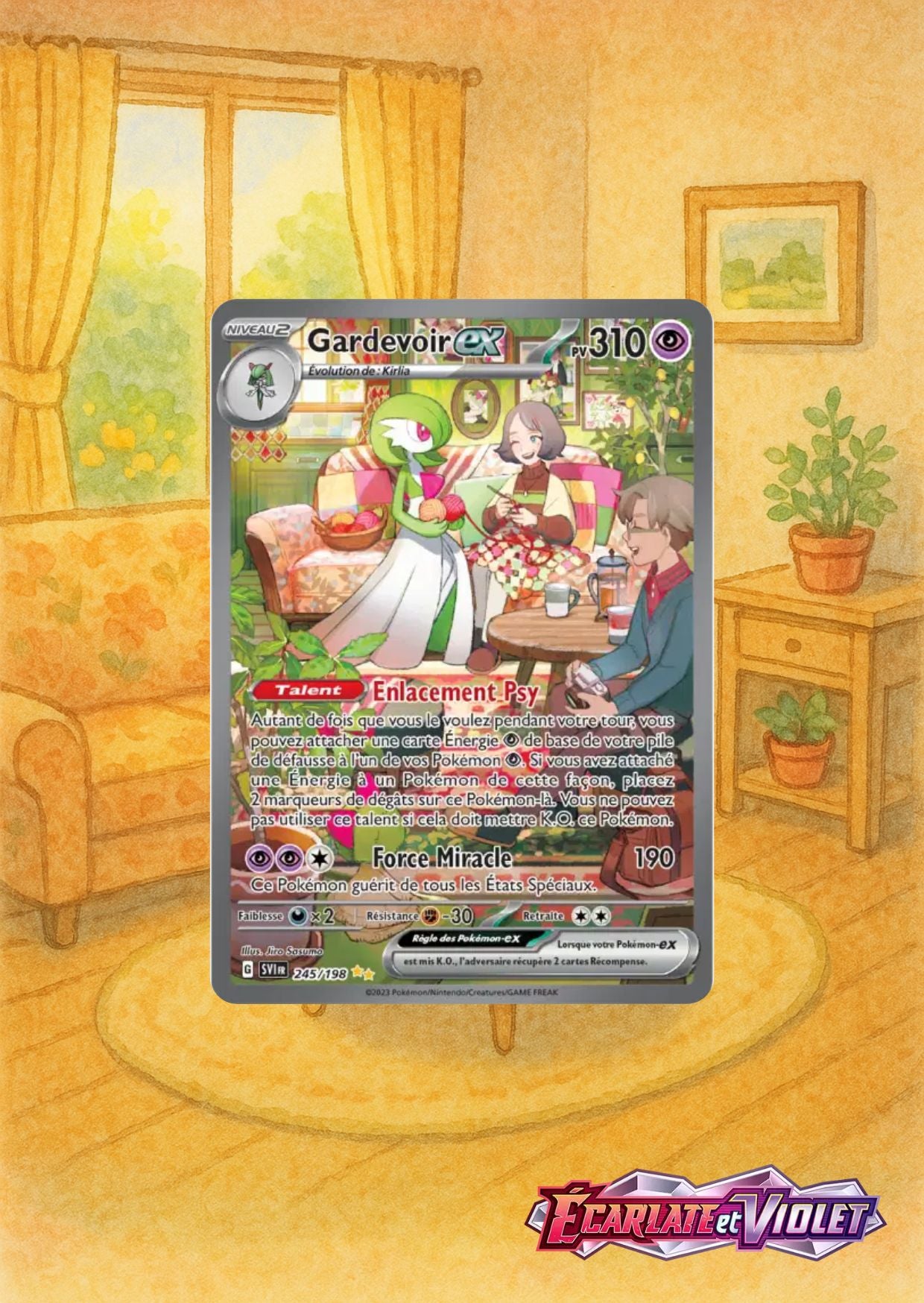 Carte Pokémon Gardevoir ex dans une scène chaleureuse et domestique avec une famille dans un salon cosy, fond pastel orangé.