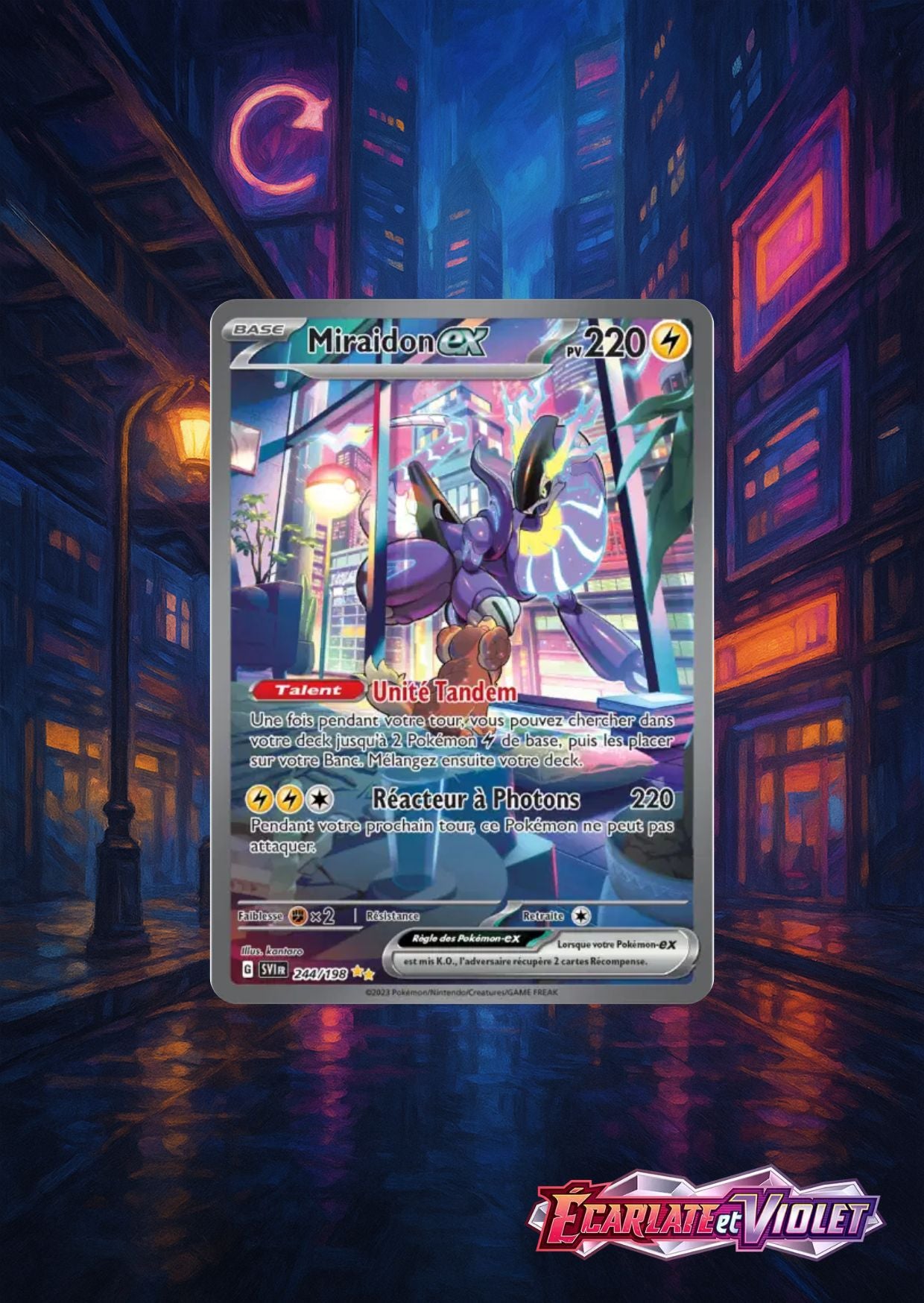 Carte Pokémon Miraidon ex dans une ambiance cyberpunk avec une ville nocturne aux néons lumineux, fond violet et bleu électrique.