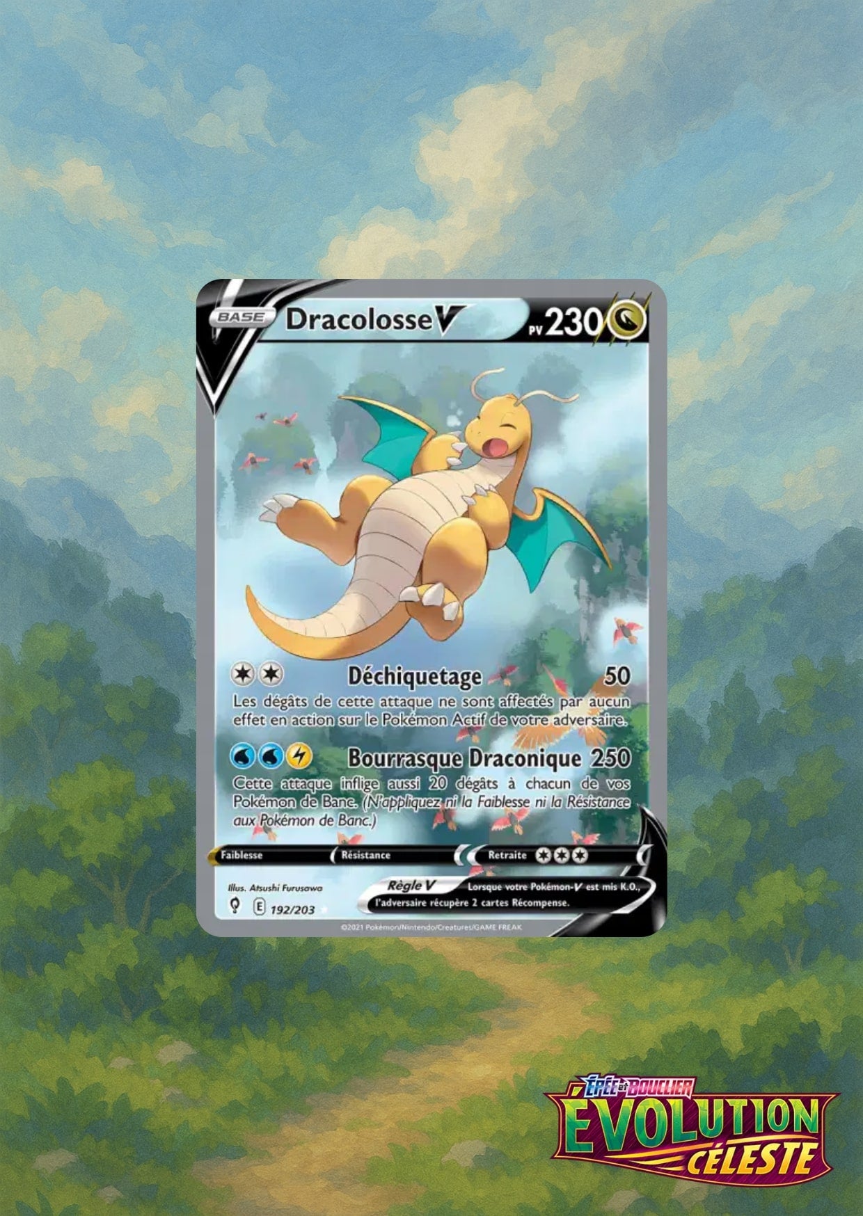 Carte Pokémon Dracolosse V, illustration alternative joyeuse, fond forêt brumeuse avec ciel bleu et oiseaux en vol. Extension Épée & Bouclier : Évolution Céleste.