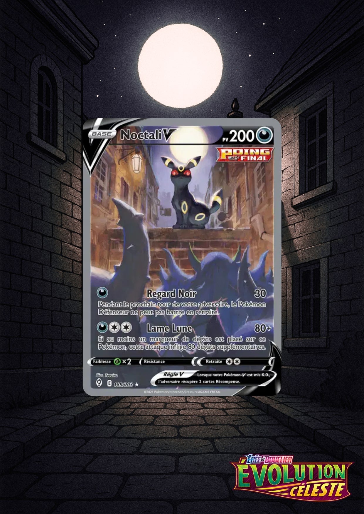 Noctali VMax ambiance rue pavée de nuit éclairée par une pleine lune, ambiance nocturne intime et mystérieuse dans une ville silencieuse.
