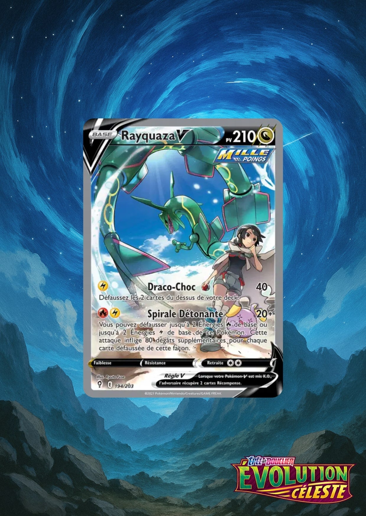 Carte Pokémon Rayquaza V, en vol au-dessus d’une montagne . Fond ciel Bleu.